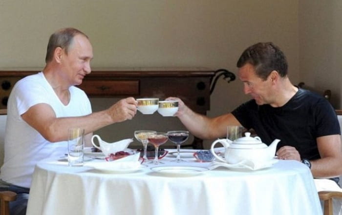 Buổi đàm đạo trà của hai chính trị gia người Nga