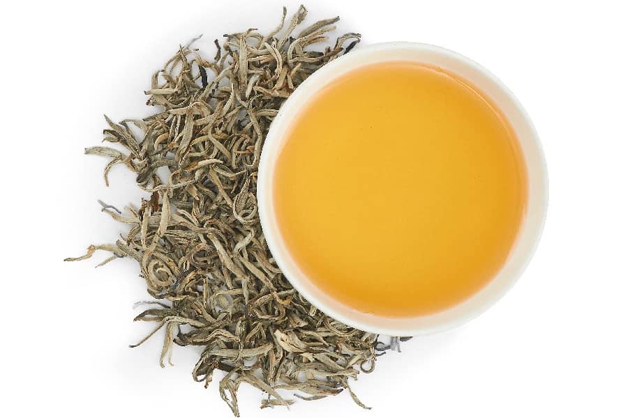 Trà shan tuyết cổ thụ thuộc trà trắng trong 5 loại trà cơ bản